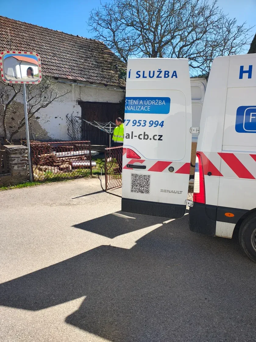 Dva vozy FINÁL CB s polepem havarijní služby zaparkované vedle sebe