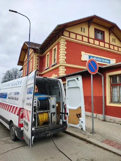 Otevřený vůz FINÁL CB s&nbsp;navijáky a&nbsp;hadicí u&nbsp;nádražní budovy