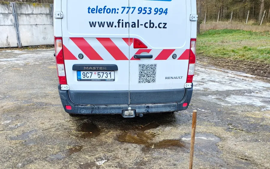 Zadní část vozu FINÁL CB s kontaktními údaji, vedle otevřená kanalizační šachta