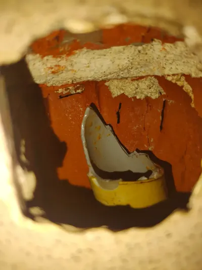 Kamerový snímek rozlomené kameninové trubky ve zděné šachtě