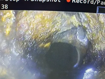 Kamerový snímek silné mastné vrstvy na stěně ležatého potrubí