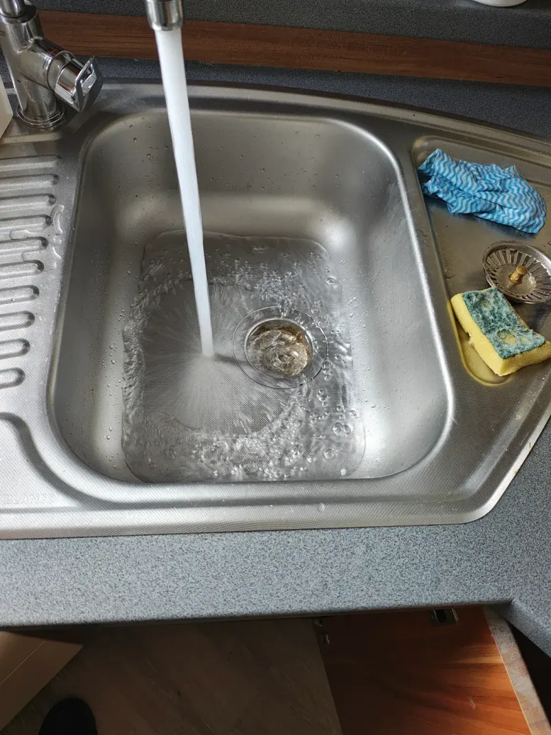 Voda z&nbsp;kohoutku volně odtéká vyčištěným odpadem dřezu