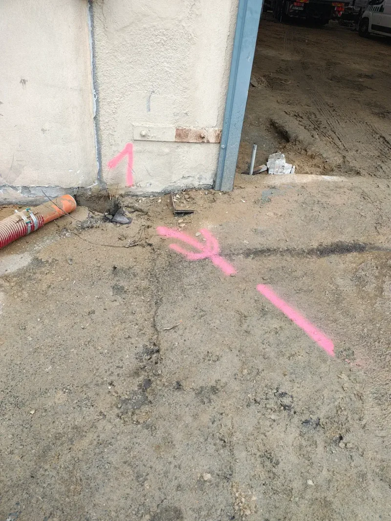 Vyznačená trasa svodu na betonové podlaze průjezdu