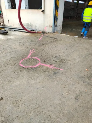 Zaměřená trasa potrubí vyznačená na dvoře areálu