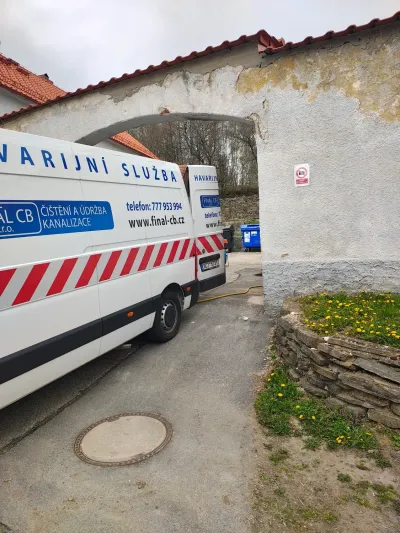 Vůz FINÁL CB s&nbsp;vysokotlakou soupravou stojí v&nbsp;klenutém průjezdu