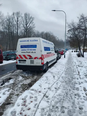 Vůz FINÁL CB u zasněžené ulice při zimním výjezdu k ucpané kanalizaci