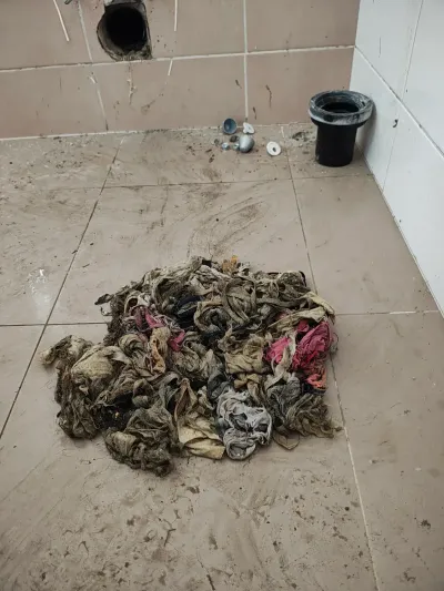 Slehlá hromada vlhčených ubrousků vytažených z&nbsp;ucpané stoupačky
